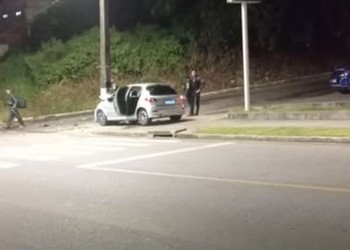 Homem é baleado e carro bate em poste na Zona Norte de Aracaju