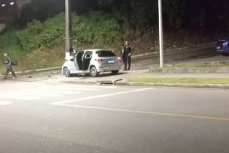 Homem morre ao ser baleado e bater com carro em poste na Zona Norte de Aracaju