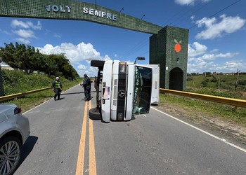 Caminhão tomba e passageiro fica ferido na SE-282 em Boquim