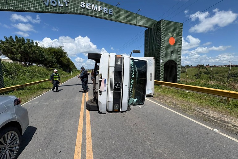 Caminhão tomba e passageiro fica ferido na SE-282 em Boquim