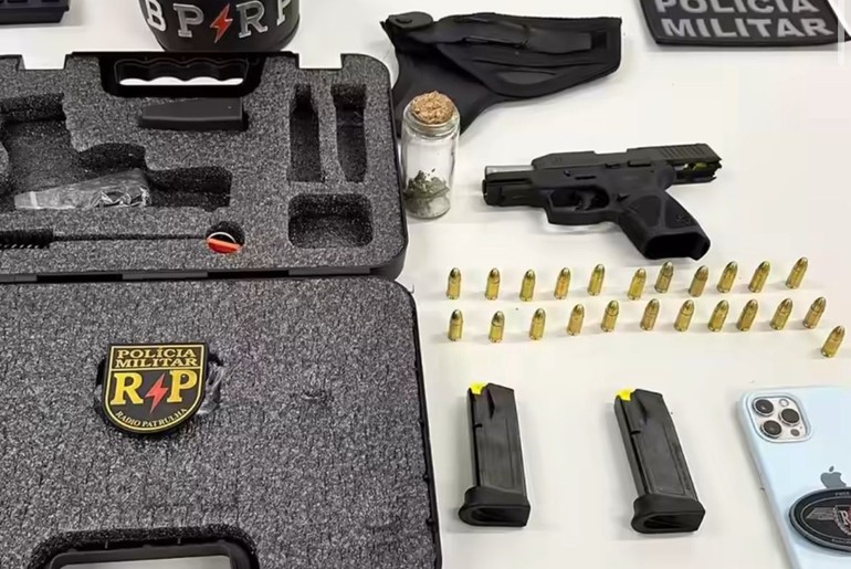 Homem é preso em flagrante por porte ilegal de arma, direção perigosa e posse de drogas em Aracaju