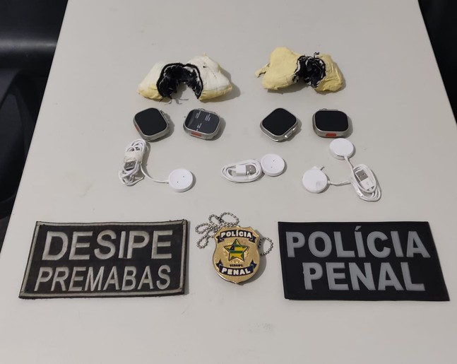 Mulher é presa ao tentar entrar em presídio com smartwatches escondidos em alimentos