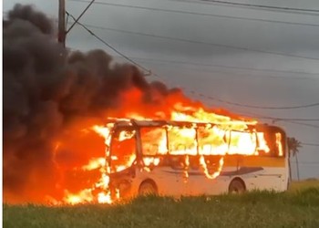 VÍDEO: Ônibus escolar pega fogo na Barra dos Coqueiros; ninguém ficou ferido