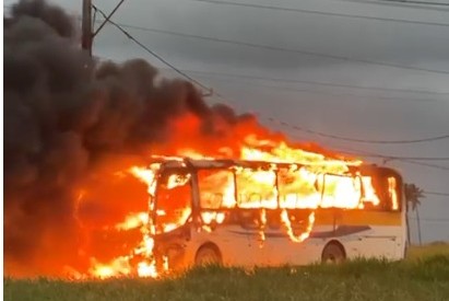 VÍDEO: Ônibus escolar pega fogo na Barra dos Coqueiros; ninguém ficou ferido