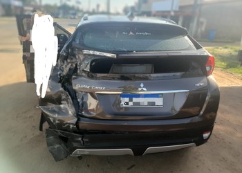 Idosa se envolve em colisão entre carro e caminhão da Deso na Barra dos Coqueiros