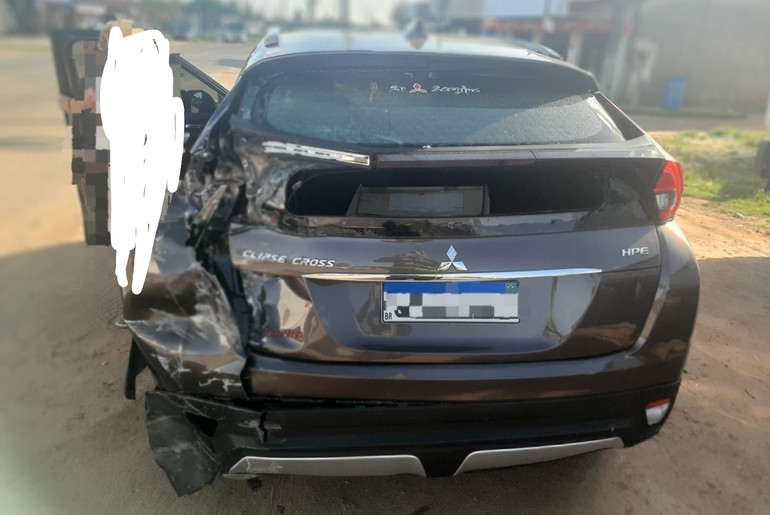 Idosa se envolve em colisão entre carro e caminhão da Deso na Barra dos Coqueiros