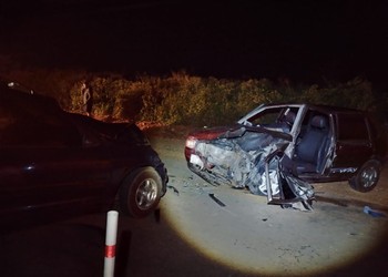 Colisão frontal entre dois carros deixa três feridos em Graccho Cardoso