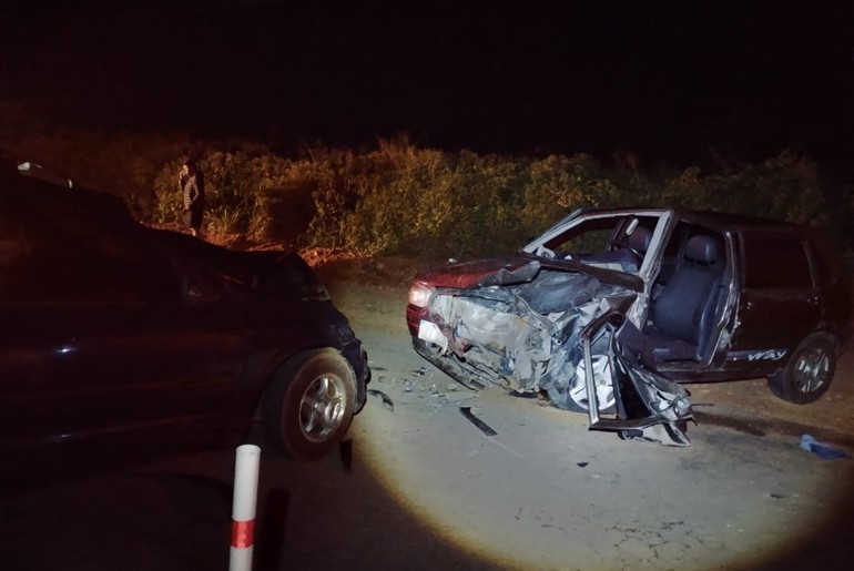 Colisão frontal entre dois carros deixa um morto e dois feridos em Graccho Cardoso