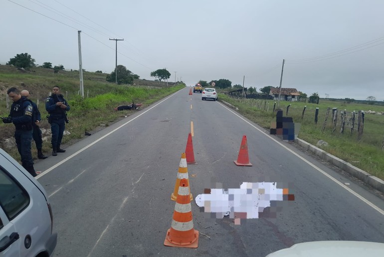 Colisão entre motocicleta e carro deixa dois mortos em rodovia de Poço Verde