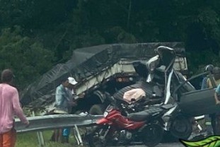 Acidente entre caminhão e picape deixa uma pessoa morta na BR-101 em Estância