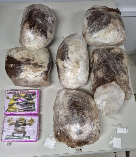 Homem é preso com mais de 5 kg de cocaína escondidos em estepe na BR-235 em Socorro