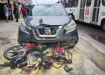 [Vídeo] Pedestre é atropelada e motorista bate em outros dois veículos em Aracaju