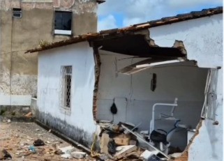 Caminhão colide com murro de unidade de saúde em Pirambu