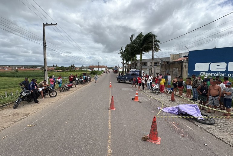 Ciclista morre após colisão com caminhão na SE-361 em Simão Dias