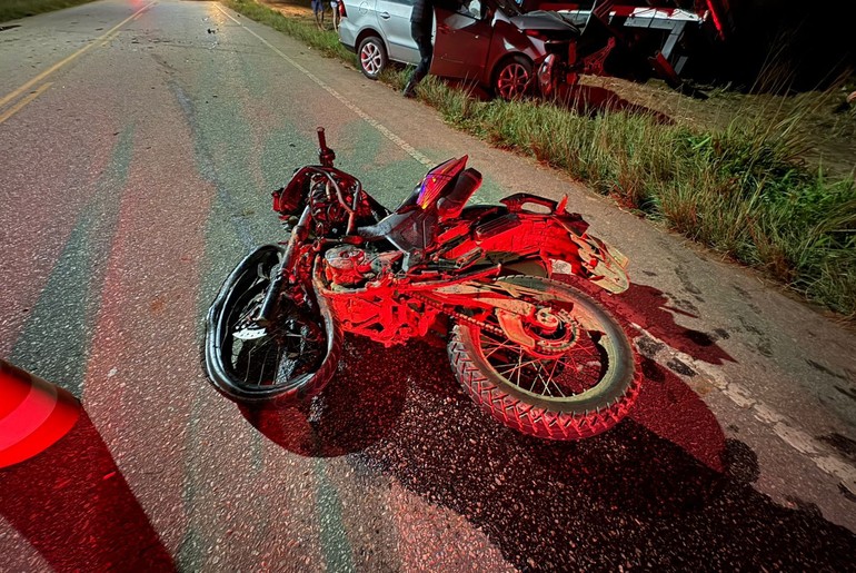 Colisão frontal deixa uma pessoa morta e outra ferida em Nossa Senhora Aparecida