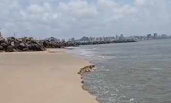 Canal profundo em praia de Aracaju gera alerta nas redes sociais; Bombeiros acompanham situação