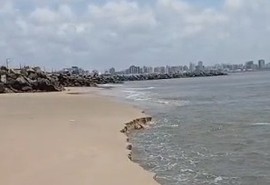 Canal profundo em praia de Aracaju gera alerta nas redes sociais; Bombeiros acompanham situação