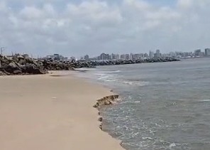 Canal profundo em praia de Aracaju gera alerta nas redes sociais; Bombeiros acompanham situação