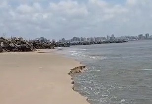 Canal profundo em praia de Aracaju gera alerta nas redes sociais; Bombeiros acompanham situação