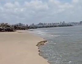 Canal profundo em praia de Aracaju gera alerta nas redes sociais; Bombeiros acompanham situação