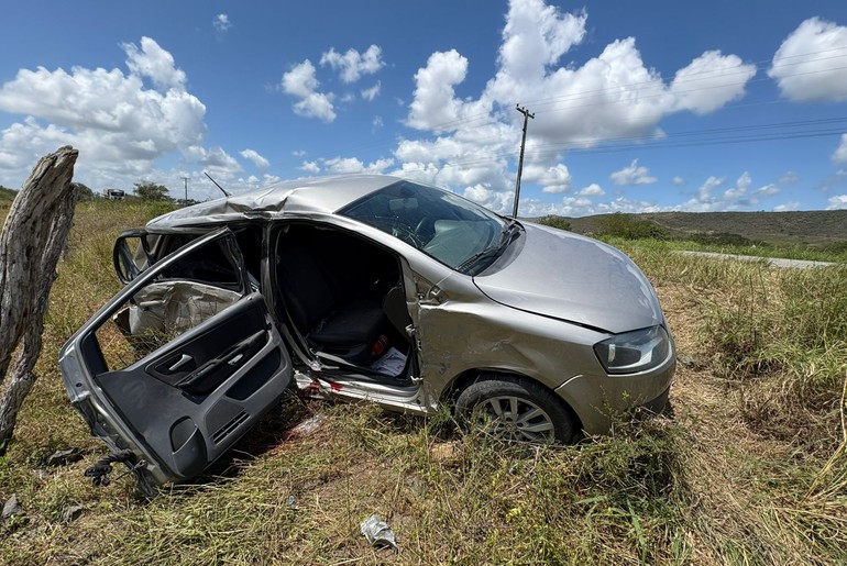Colisão entre carro e caminhão é registrada na SE-361, em Simão Dias