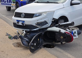 Colisão entre carro e moto deixa mulher ferida na rodovia SE-050, em Aracaju