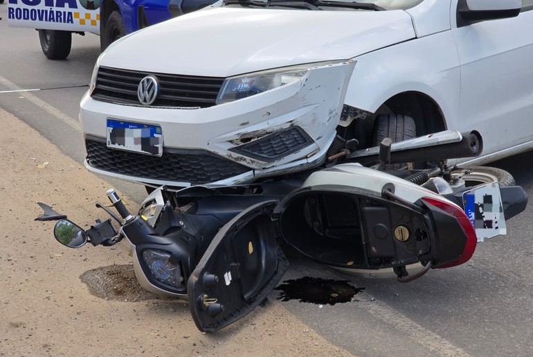 Colisão entre carro e moto deixa mulher ferida na rodovia SE-050, em Aracaju