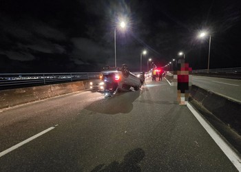 Colisão entre dois carros causa capotamento na ponte Aracaju/Barra, mas não deixa feridos