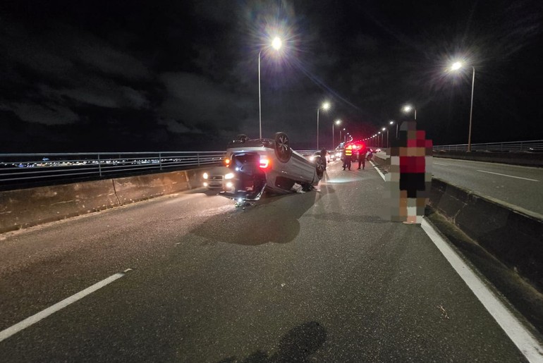 Colisão entre dois carros causa capotamento na ponte Aracaju/Barra, mas não deixa feridos