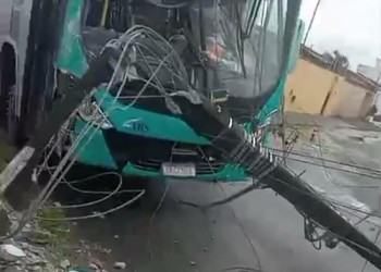 Colisão de ônibus com poste causa interrupção de energia na Zona Sul de Aracaju