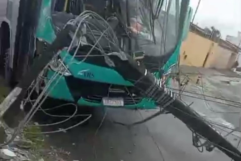 Colisão de ônibus com poste causa interrupção de energia na Zona Sul de Aracaju
