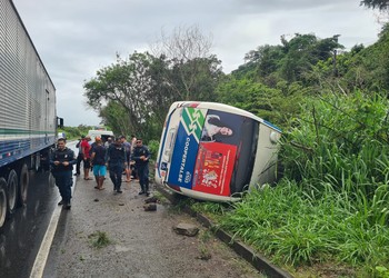 [VÍDEO] Micro-ônibus tomba na BR-101 e deixa feridos em Rosário do Catete