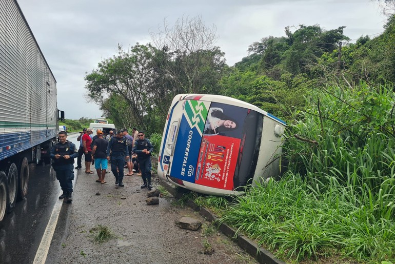 [VÍDEO] Micro-ônibus tomba na BR-101 e deixa feridos em Rosário do Catete