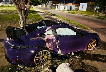 Motorista de carro de luxo fica ferido após colisão com poste em Aracaju