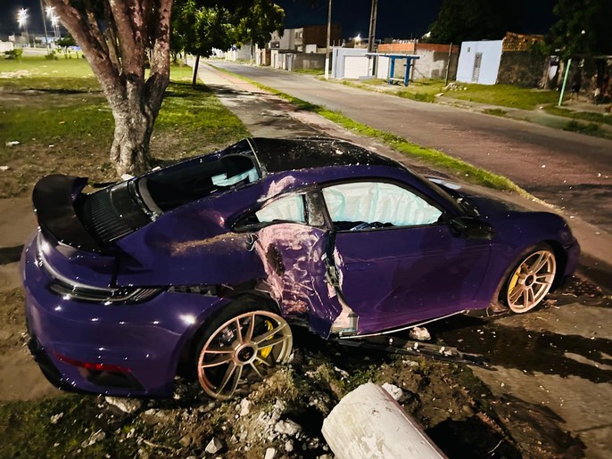Motorista de carro de luxo fica ferido após colisão com poste em Aracaju
