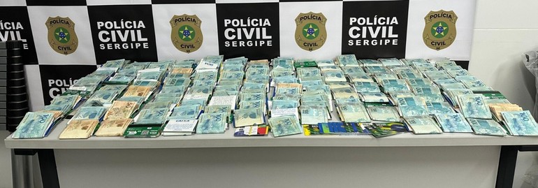 Dois homens são presos em posse de R$ 100 mil e 179 cartões do Bolsa Família
