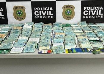 Dois homens são presos em posse de R$ 100 mil e 179 cartões do Bolsa Família