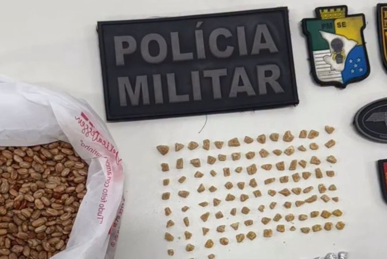 Radiopatrulha prende mulher com 150 pedras de crack no Centro de Aracaju