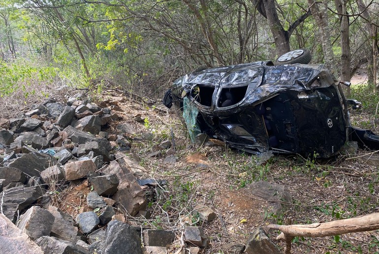 Homem morre após carro sair da pista e despencar em ribanceira na SE-230, em Canindé de São Francisco