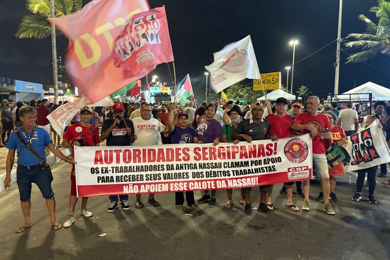 Manifestação contra PEC da Blindagem  leva multidão às ruas da Orla da Atalaia, em Aracaju