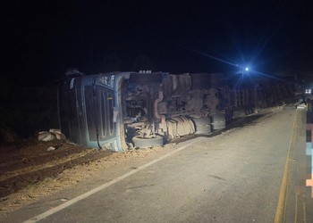 Caminhão tomba na SE-170 em Lagarto e motorista é hospitalizado
