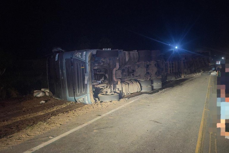 Caminhão tomba na SE-170 em Lagarto e motorista é hospitalizado