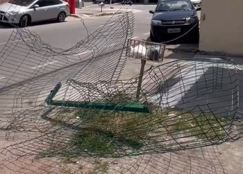 Dupla é presa por furto de cercas de arame na avenida Tancredo Neves, em Aracaju