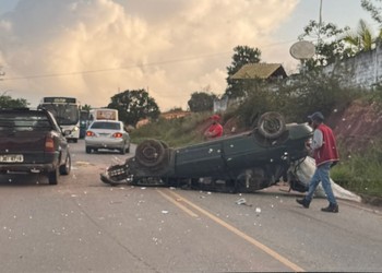 Veículo de passeio sai da pista, bate em muro e capota em São Cristóvão; motorista é socorrido pelo Corpo de Bombeiros