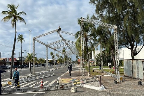 Estrutura do Pré-Caju 2025 começa a ser erguida na Orla de Atalaia