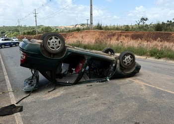 Carro capota e condutor fica preso às ferragens em São Cristóvão
