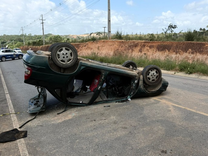 Carro capota e condutor fica preso às ferragens em São Cristóvão