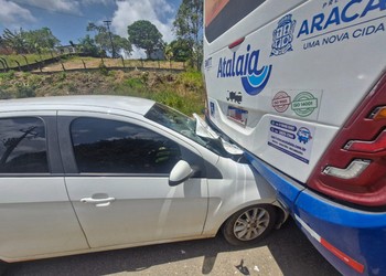 Motorista fica ferida após colisão com ônibus em São Cristóvão