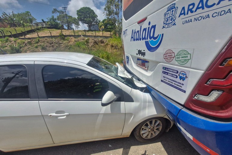 Motorista fica ferida após colisão com ônibus em São Cristóvão