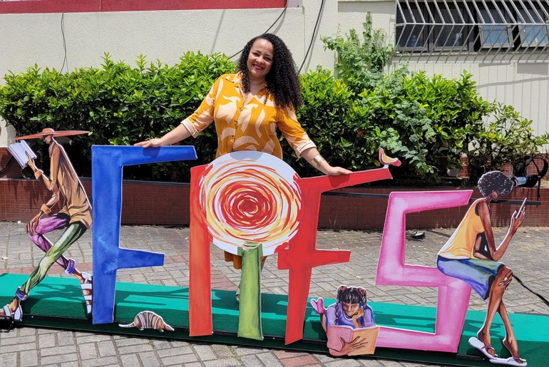 Praça do Cordel no Festival de Feira de Santana recebe o nome da poeta sergipana Izabel Nascimento